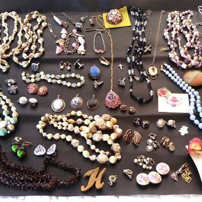 156 - Japan, Fabiola, shells etc. Jewelry Lot