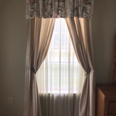 4 Sets of Draperies With Valance