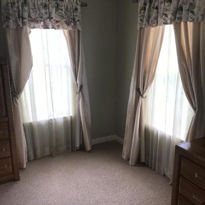 4 Sets of Draperies With Valance