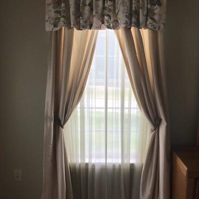 4 Sets of Draperies With Valance