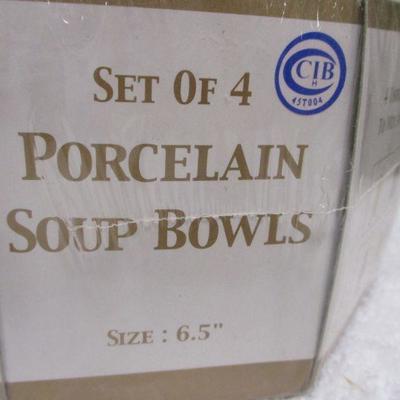 Lot 9 - Set Of 4 Christmas Porcelain Dessert/Salad Plates Size 7.5: