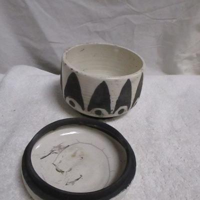 Lot 59 - Variety Of Pottery Bowls