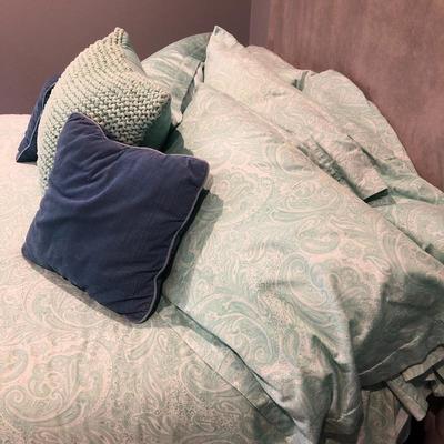 LOT 31- Cozy Queen Bedding Set