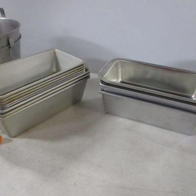 Lot 77 - Baking Items - Pans and more