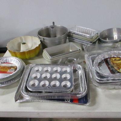 Lot 77 - Baking Items - Pans and more