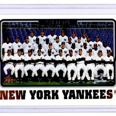 2004 TOPPS #657 NEW YORK YANKEES BASEBALL CARD - MINT