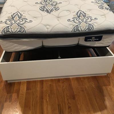 Lot 97 - Serta Motion Queen Bed