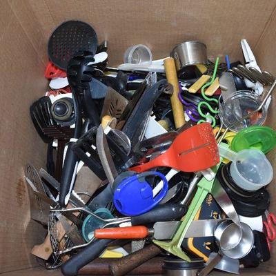 Box of Misc Kitchen Utensils etc, Approximately 19