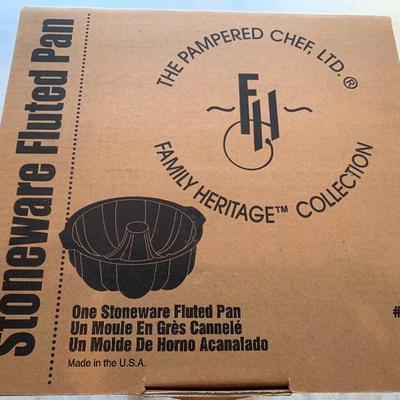 NEW PAMPERED CHEF STONEWARE FLUTED PAN 1440