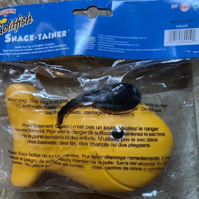 Goldfish Snack-Tainer (He looks the same on both sides)  Perfect for treats to take with you - NEW