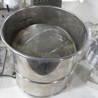 Lot 129 - Kitchen Items - Strainers Bowls Mixer & More