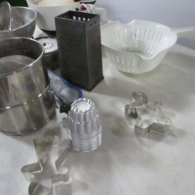 Lot 129 - Kitchen Items - Strainers Bowls Mixer & More