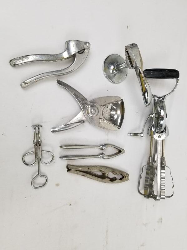 7 Piece Vintage Kitchen Gadgets Mixer, Garlic Press, Nutcrackers