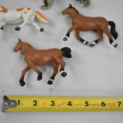 1 Hanging Ceramic Horse Head, 3 Plastic Horse Toys & 1 Plastic Dog