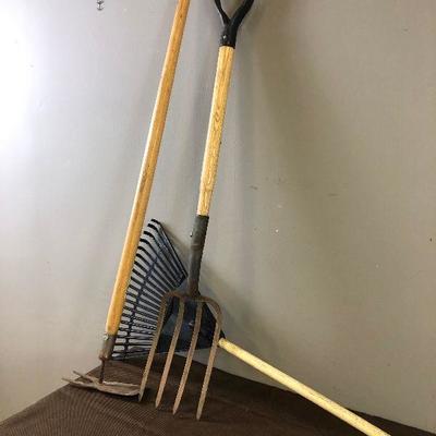 Lot #95 Rack, hoe and spade 