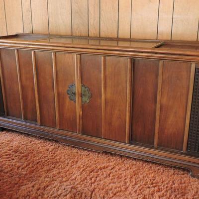 Console Stereo With Record Player
