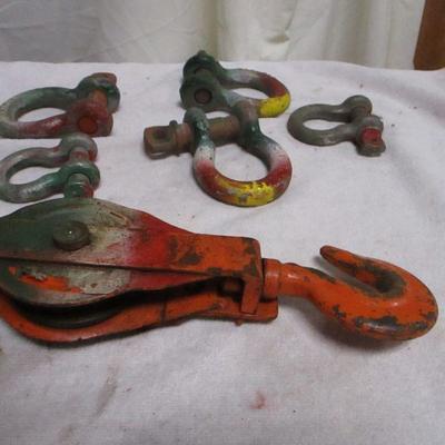 Lot 128 - Metal Pulley With Hook & Cleaves 