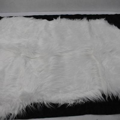 Deluxe Soft Faux Sheepskin Fur Series Indoor Area Rug 2x3, White - New