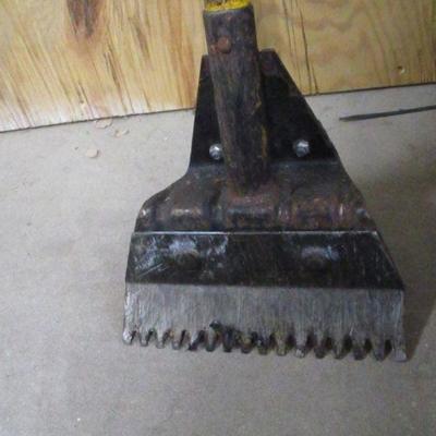 Lot 204 - Shing-Go Roofing Shovel 1 of 2