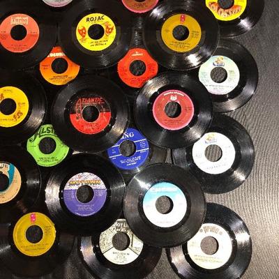 Lot 31 - RECORDS - 45's with Case - Stevie Wonder, James Brown, BerryWhite, Gladys Knight, Pips, AL Green, Patty LaBell, Nat Cole