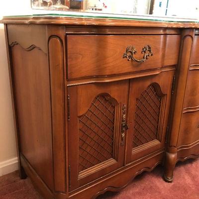 Lot 35 - Bassett Furniture Buffet/Sideboard with custom glass top and Etched Mirror