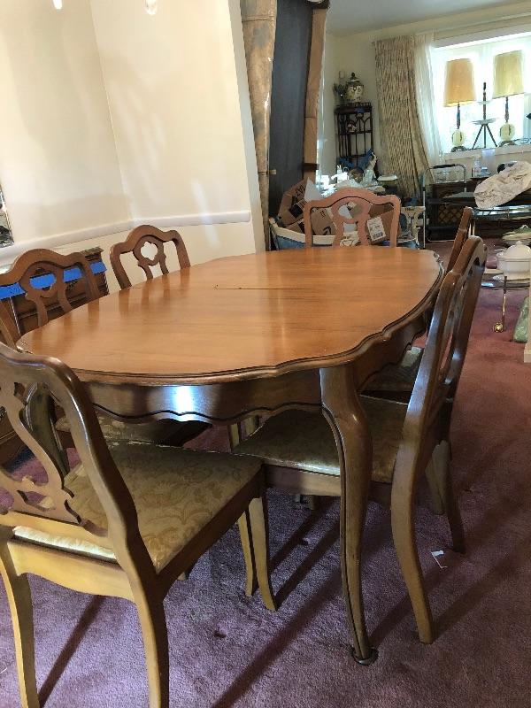 Lot 47 - Bassett Dining Room Table with Leaf & Custom Table Pad/Protector &  5 Chairs