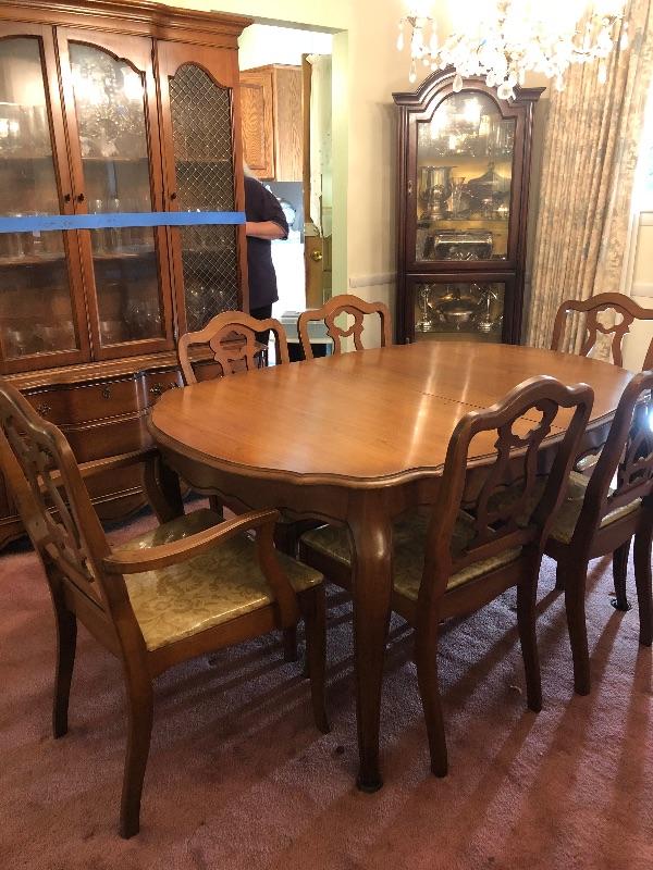 Lot 47 - Bassett Dining Room Table with Leaf & Custom Table Pad/Protector &  5 Chairs | EstateSales.org