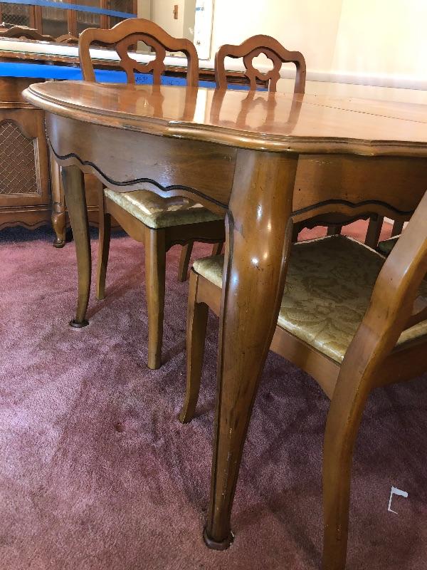 Lot 47 - Bassett Dining Room Table with Leaf & Custom Table Pad/Protector &  5 Chairs