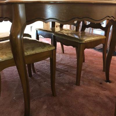 Lot 47 - Bassett Dining Room Table with Leaf & Custom Table Pad/Protector & 5 Chairs