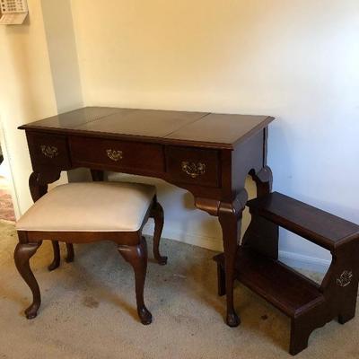 Lot 59 - Stanley Mahogany Vanity with Stool and Steps