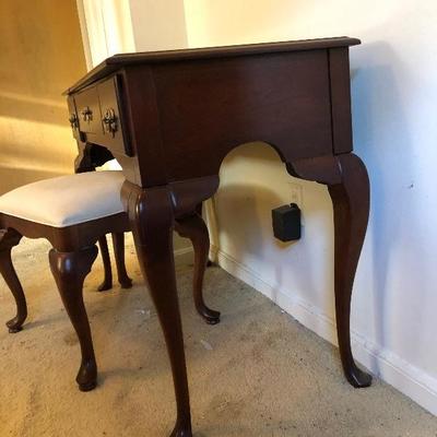 Lot 59 - Stanley Mahogany Vanity with Stool and Steps