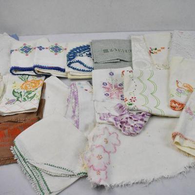 21 Piece Vintage Linens: Mostly Small Towels/Washcloths