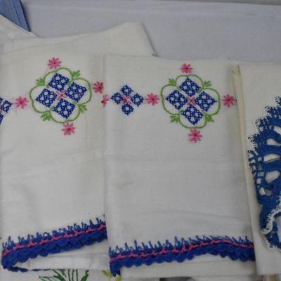 21 Piece Vintage Linens: Mostly Small Towels/Washcloths