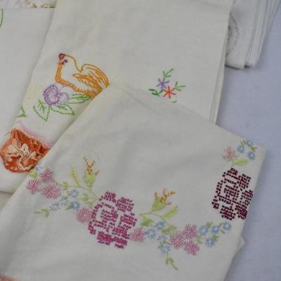 21 Piece Vintage Linens: Mostly Small Towels/Washcloths