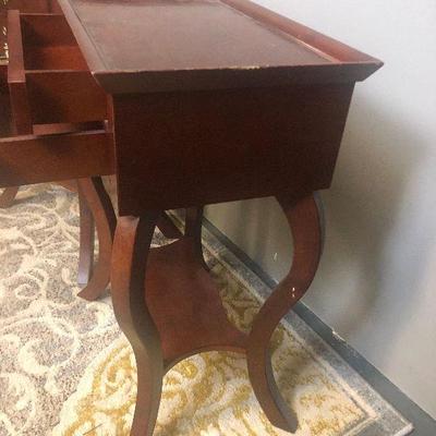 Lot# 2 Pair of Mahogany Night Stands End Tables