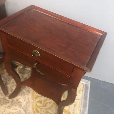 Lot# 2 Pair of Mahogany Night Stands End Tables