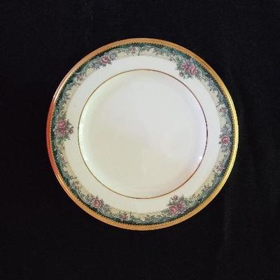 Lot 23 - China - Noritake - Service for 8