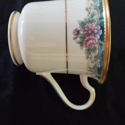 Lot 23 - China - Noritake - Service for 8