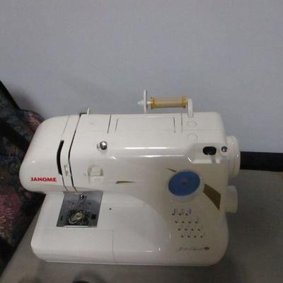 Lot 19 - Janome Jem Gold 2 Model 661 Sewing Machine