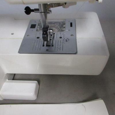 Lot 19 - Janome Jem Gold 2 Model 661 Sewing Machine