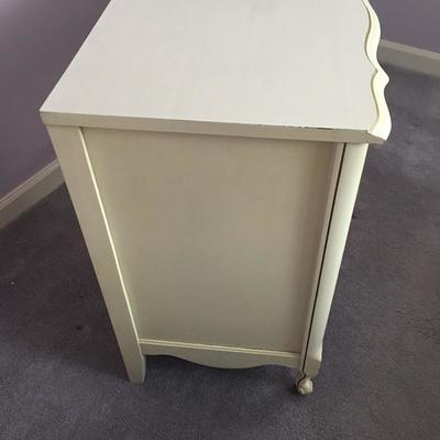 Lot 31 - Desk & Chair
