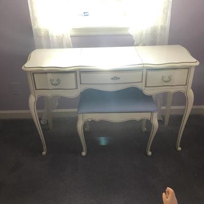 Lot 34 - Vanity Dressing Table