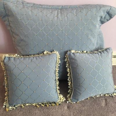 Lot 39 - Bedspread & More