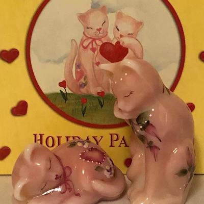 Lot 51 - Fenton Figurines