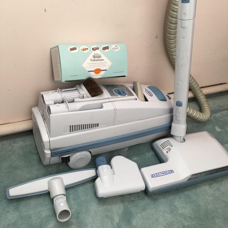 Lot 76 Electrolux Vacuum Epic 6500 SR