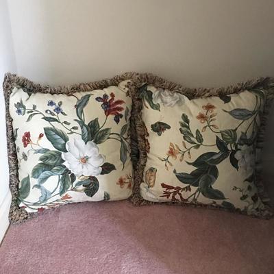 Lot 123 - Pillows & Blankets