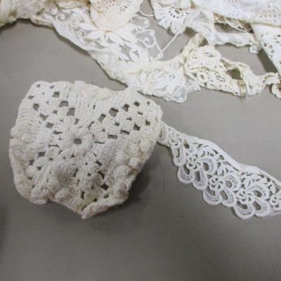 Lot 164 - Assortment Of Lace Pieces