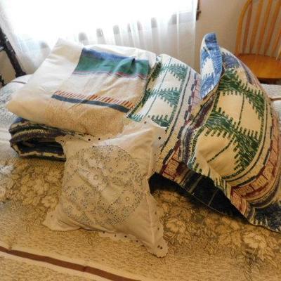 Southwestern Pattern Full Size Comforter, Shams, and 2 Pillows