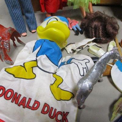 Lot 189 - Barbie & Ken Dolls & Toys - Storage Case & Cloths 