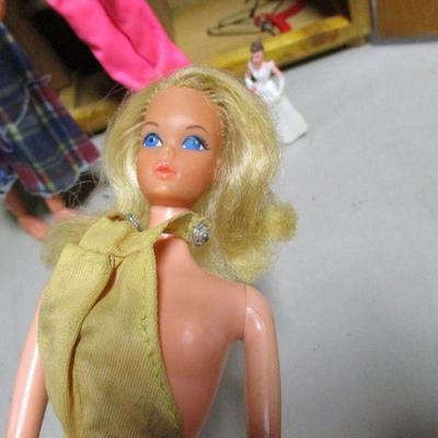 Lot 189 - Barbie & Ken Dolls & Toys - Storage Case & Cloths 